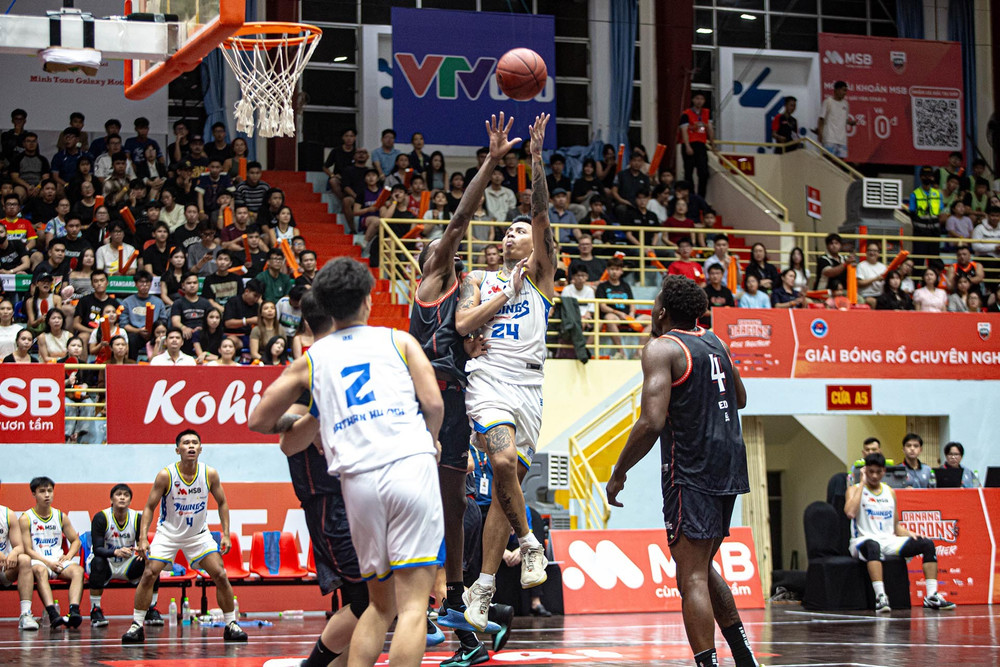 Kobe Pableo tấn công khu vực cận rổ của Danang Dragons. (Ảnh: VBA) kobe-pableo-tan-cong-khu-vuc-can-ro-cua-danang-dragons-copy.jpg