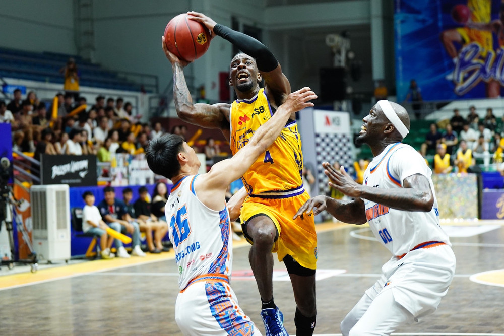 Jaylyn Richardson (Nha Trang Dolphins) tung hoành ở 2 hiệp đầu tiên. (Ảnh: VBA) 2-jaylyn-richardson-nha-trang-dolphins-tung-hoanh-o-2-hiep-dau-tien.jpg