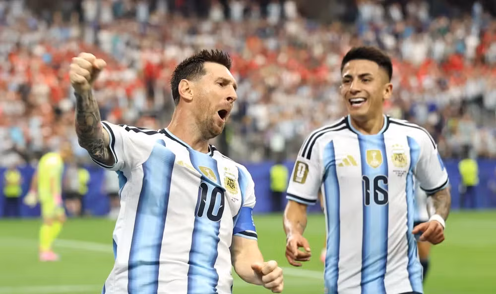 Messi ghi cú đúp vào lưới đội tuyển Áo. (Ảnh: FIFA)