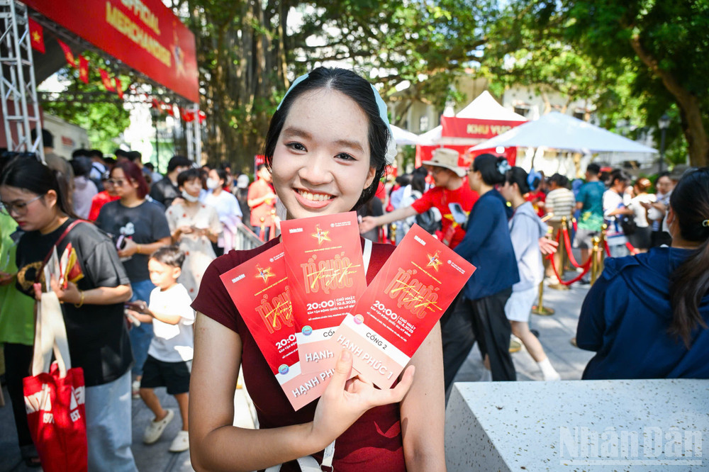 Là một trong những khán giả trẻ có mặt từ sớm tại điểm phát vé chương trình “Tổ quốc trong tim”, em Phạm Yến Linh, học sinh Trường Trung học phổ thông Hòa Bình - La Trobe chia sẻ: “Em rất hồi hộp, vui và hạnh phúc. Em cùng hai chị đã xếp hàng từ 8 giờ sáng, và thật may mắn là cả ba chị em đều nhận được vé”. Yến Linh bày tỏ, em không kỳ vọng gì hơn ngoài việc được có mặt trong một chương trình nghệ thuật đặc biệt như thế này. “Tổ quốc làm gì, em cũng ủng hộ. Em chỉ mong được có mặt, được hát cùng mọi người và cảm nhận không khí ấy”, Linh hồ hởi nói. ndo_br_12.jpg