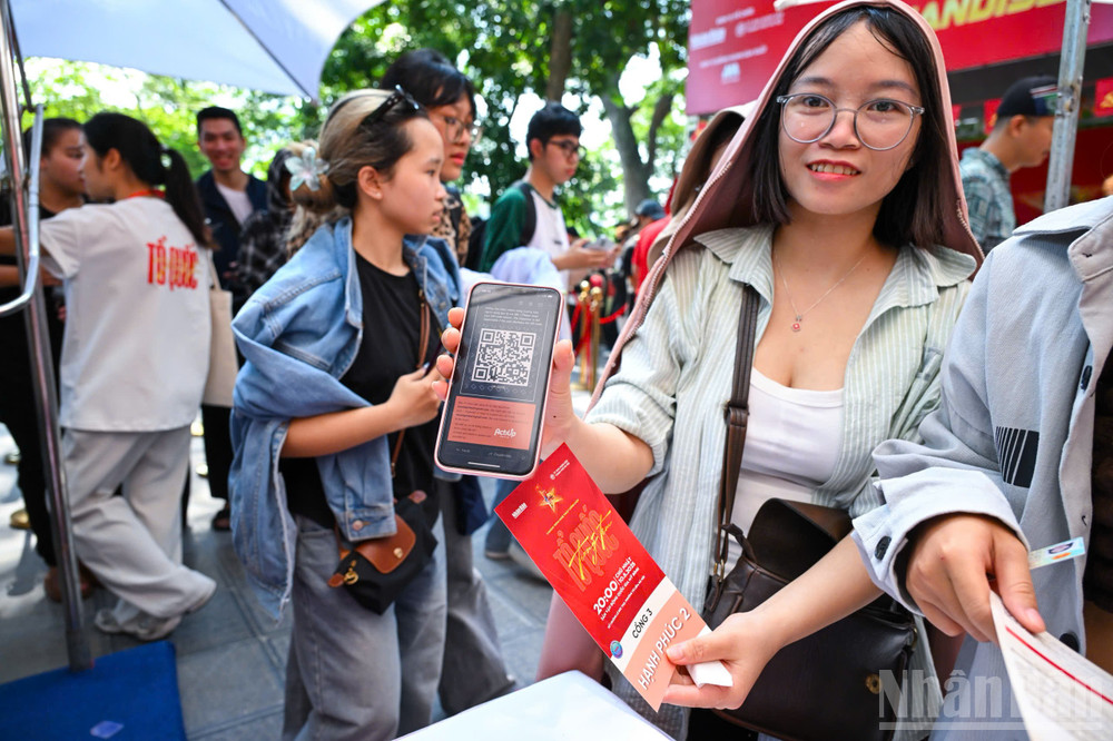 Việc phát vé được điều phối hợp lý, giúp bảo đảm luồng người di chuyển suôn sẻ và tiết kiệm thời gian cho người nhận sau. ndo_br_8.jpg