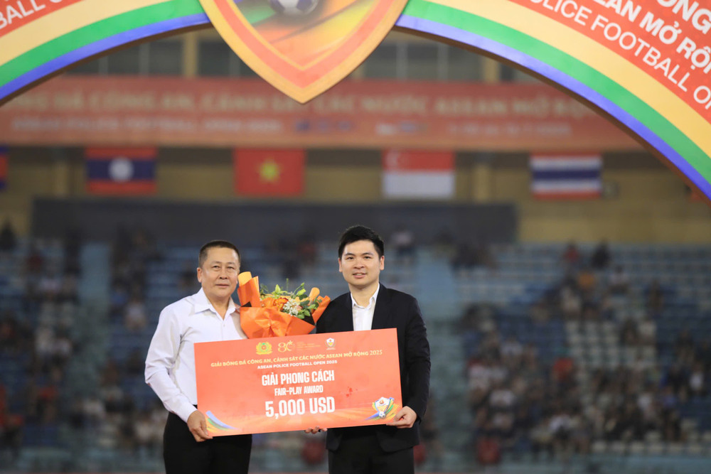 Ông Đỗ Vinh Quang – Phó Chủ tịch Tập đoàn T&T Group trao Giải phong cách cho đại diện đội Lào. 7c08e65c29af9ff1c6be.jpg