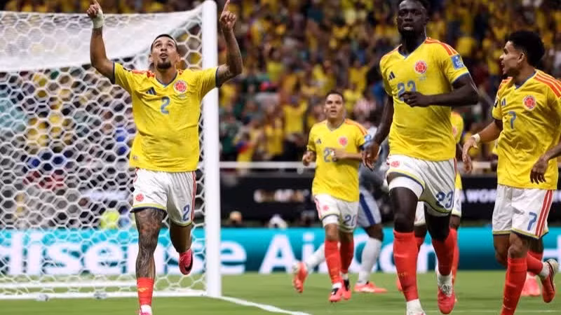Munoz ăn mừng bàn thắng duy nhất của Colombia. (Ảnh: FIFA)