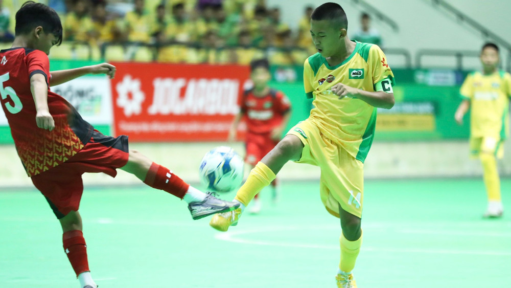 Hai đội bóng U11 Quảng Nam (đỏ) và U11 Lạng Sơn bước vào trận đấu khai mạc. 
