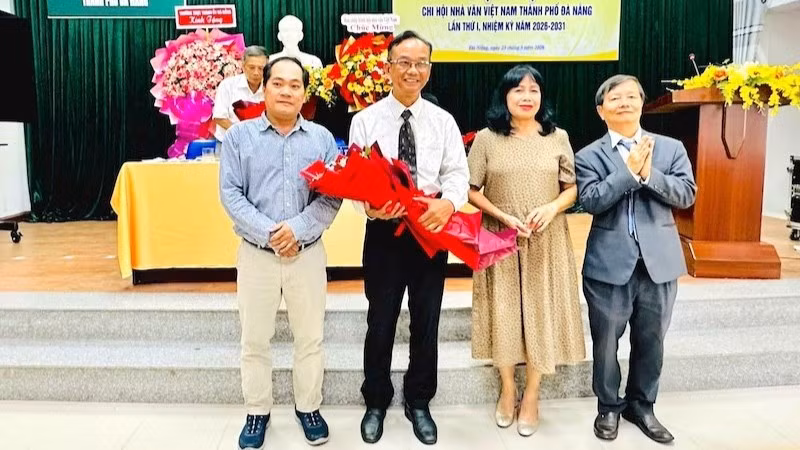 Nhà văn, dịch giả Bùi Xuân tặng hoa chúc mừng Ban chấp hành Chi hội nhiệm kỳ 2026-2031. 