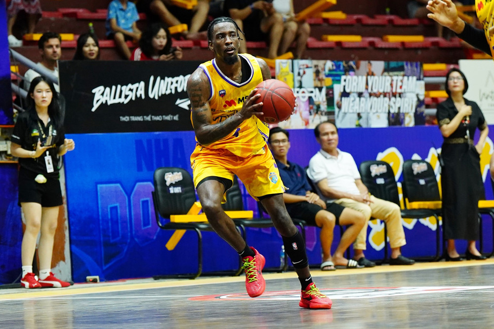 Jaylyn Richardson (Nha Trang Dolphins) sở hữu tốc độ dẫn bóng cao. (Ảnh: VBA) jaylyn-richardson-nha-trang-dolphins-so-huu-toc-do-dan-bong-cao-copy.jpg