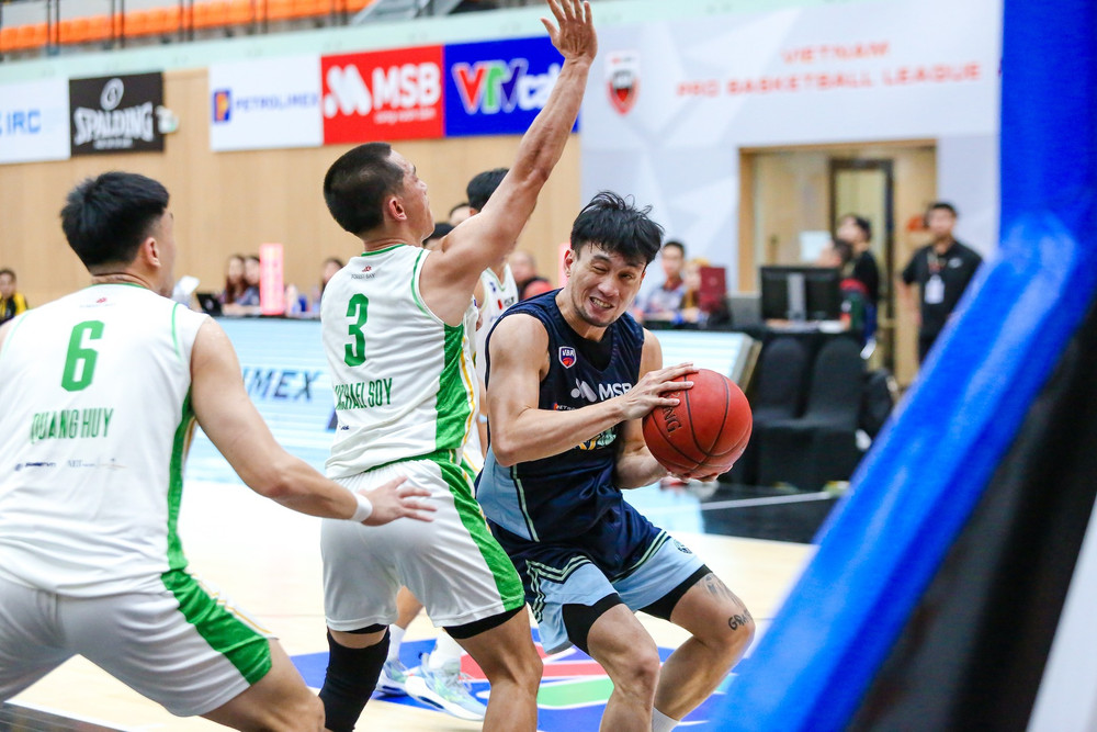 Các cầu thủ V Islanders nỗ lực chiến đấu trước đội khách Cantho Catfish. (Ảnh: VBA) 2-cac-cau-thu-v-islanders-doan-ket-va-chong-tra-quyet-liet-khi-the-cua-doi-khach-cantho-catfish.jpg