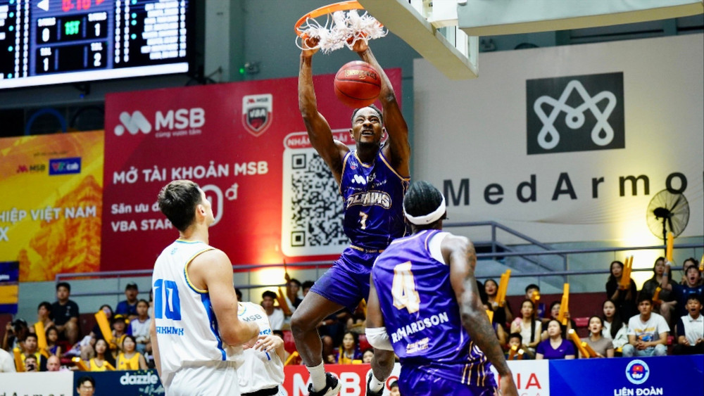 Khoảnh khắc Mykal Jenkins úp rổ đánh dấu sự vùng lên của Nha Trang Dolphins. (Ảnh: VBA)