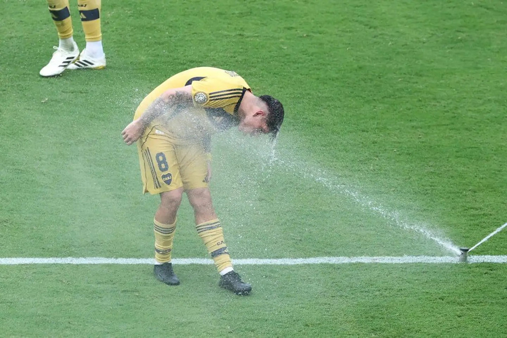 Rodrigo Mora (Porto) tìm cách giải nhiệt sau trận đấu với Al Ahly. (Ảnh: CWC) 2.jpg