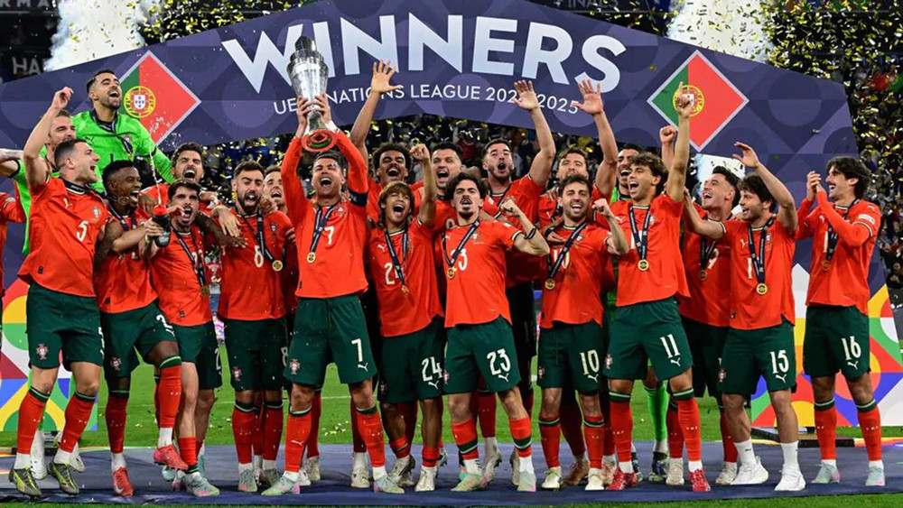 Ronaldo cùng các đồng đội nâng cao chiếc cúp vô địch. (Ảnh: UEFA)