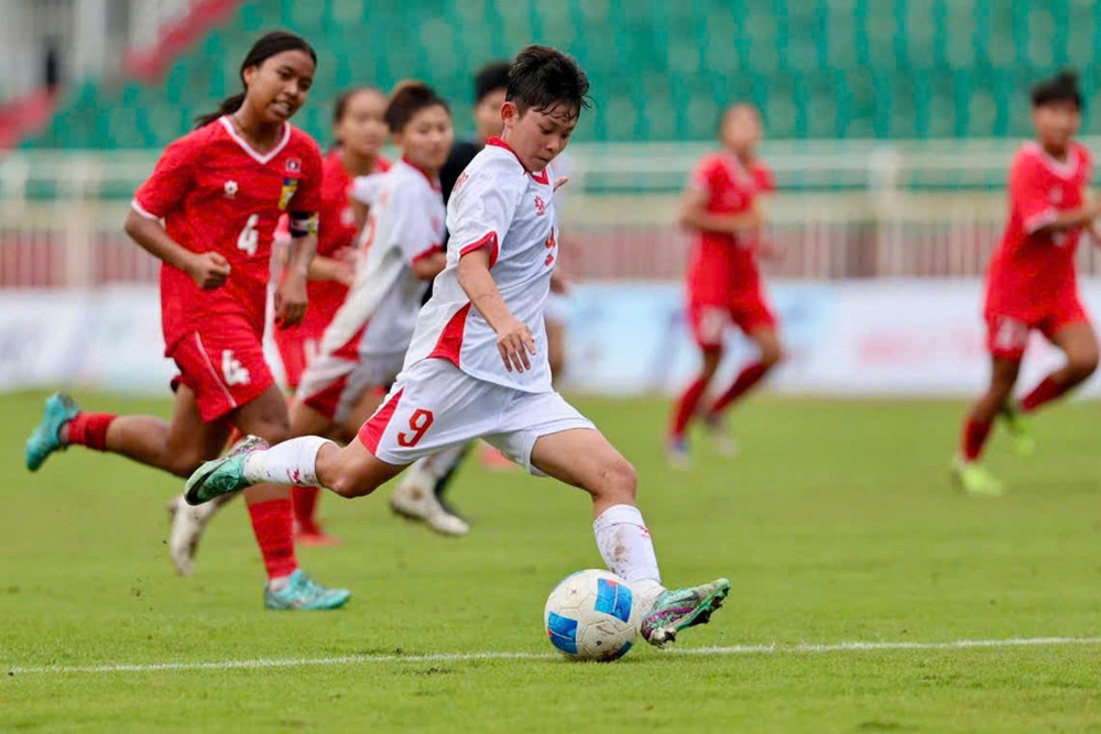 U19 nữ Việt Nam (áo trắng) thi đấu áp đảo U19 nữ Lào. (Ảnh: VFF)