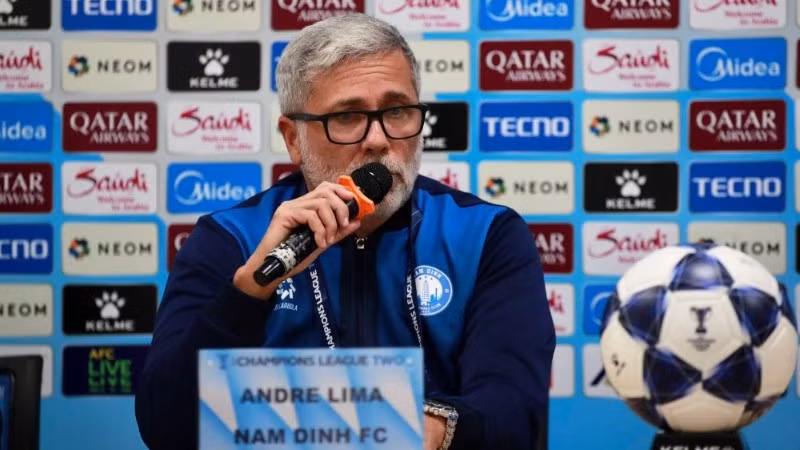 huấn luyện viên Andre Lima của Nam Định phát biểu tại buổi họp báo. (Ảnh: Nam Định FC)