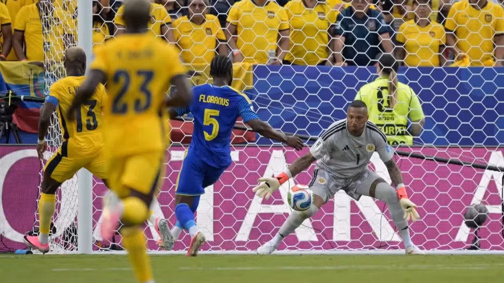 Thủ thành Eloy Room của Curacao thi đấu xuất sắc để cản phá nhiều pha dứt điểm. (Ảnh: FIFA)