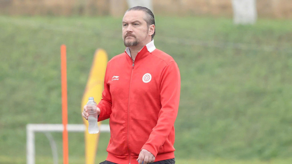 Huấn luyện vi&ecirc;n Velizar Popov. (Ảnh: C&acirc;u lạc bộ b&oacute;ng đ&aacute; Thể C&ocirc;ng Viettel)