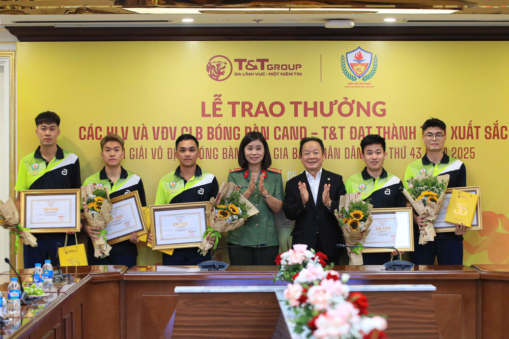 Đại diện T&T Group và Hiệp hội thể thao Công an nhân dân Việt Nam trao thưởng cho các vận động viên đạt Huy chương Vàng đồng đội nam tại Giải vô địch bóng bàn quốc gia Báo Nhân Dân lần thứ 43. 6164b8724758f306aa49.jpg