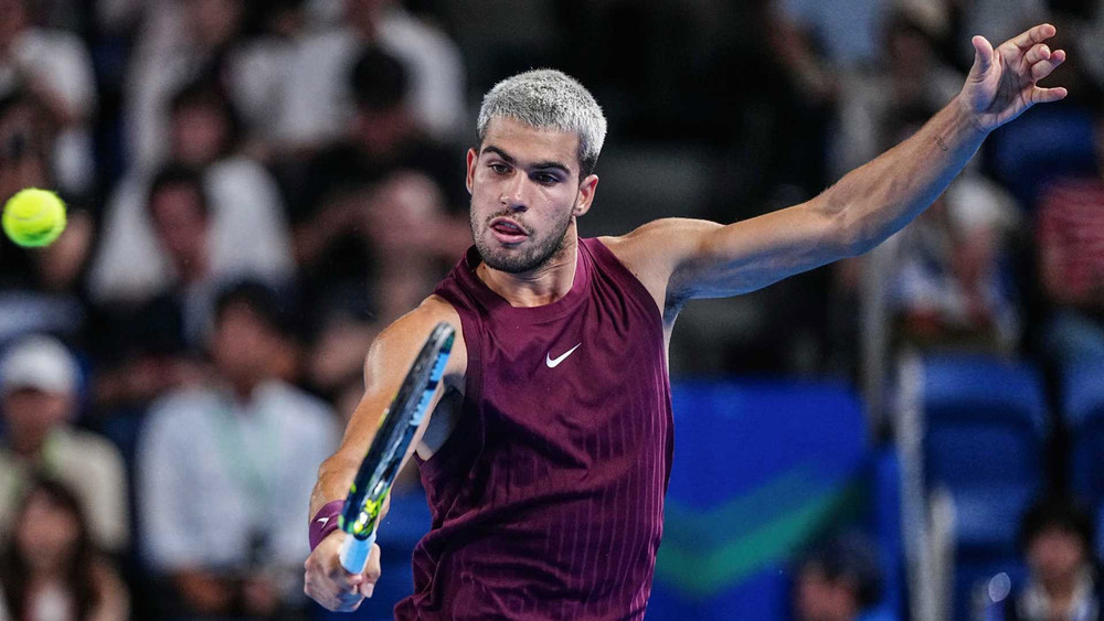 Carlos Alcaraz thắng trận ra mắt Tokyo Open | B&aacute;o Nh&acirc;n D&acirc;n điện tử