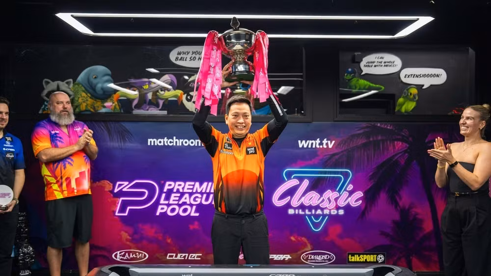 Dương Quốc Hoàng cùng chiếc cúp vô địch Premier League Pool 2026. (Ảnh: Matchroom)