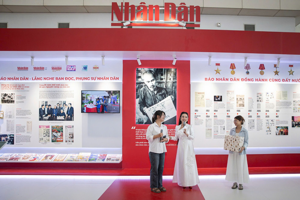 Phương Mai là một trong những người đầu tiên nhận được phần quà. (Ảnh: SƠN TÙNG) c7114c41603cd7628e2d8.jpg