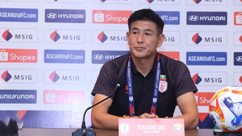 Huấn luyện viên trưởng đội tuyển nữ Myanmar - ông Uki Tetsuro phát biểu tại buổi họp báo. (Ảnh: VFF)