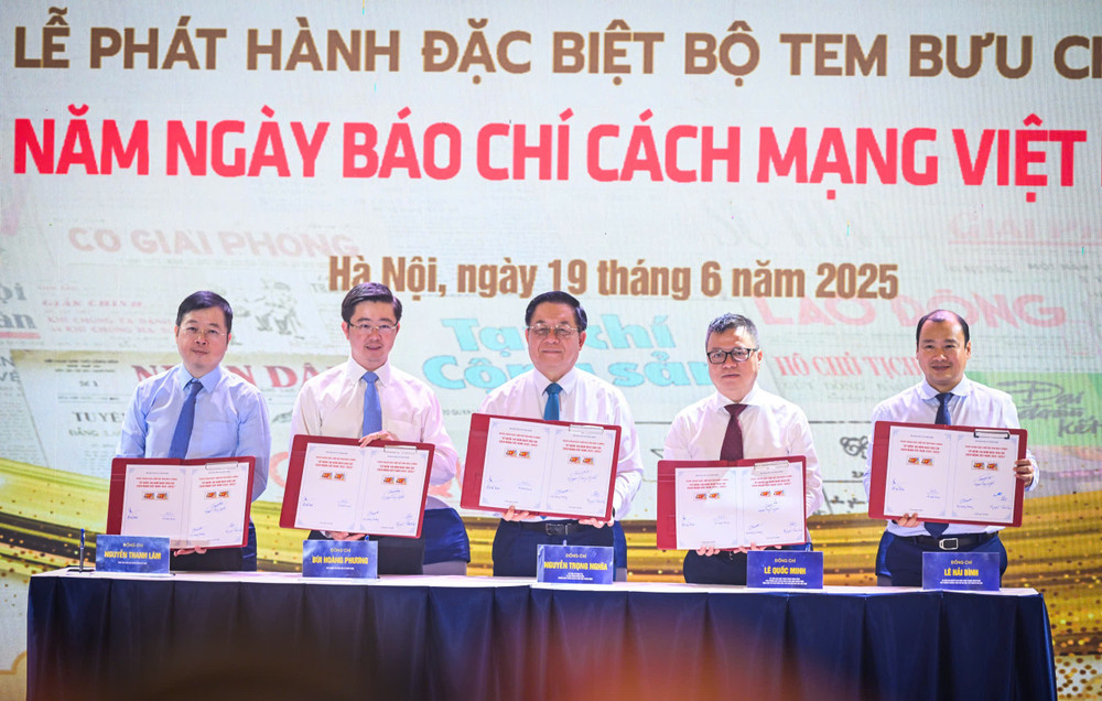 Các đại biểu thực hiện nghi thức ký phát hành bộ tem. (Ảnh: THÀNH ĐẠT) 8c0946abf8dd4f8316cc26.jpg