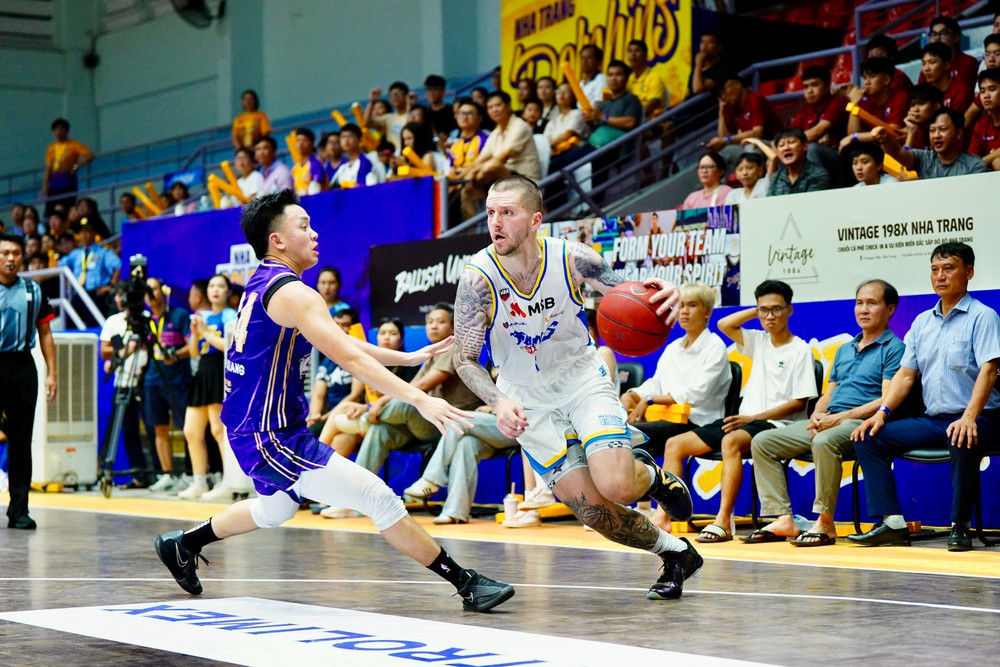 Dakota Zinser giúp City Wing vượt lên. (Ảnh: VBA) 2-dakota-zinser-dan-bong-dot-pha-tu-khu-vuc-canh.jpg