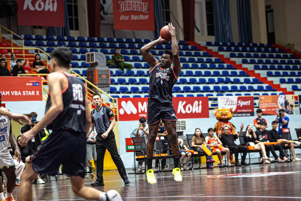 Karachi Edo (Danang Dragons) gây bất ngờ với kỹ năng ném 3 điểm. (Ảnh: VBA) karachi-edo-danang-dragons-gay-bat-ngo-voi-ky-nang-nem-3-diem-copy.jpg