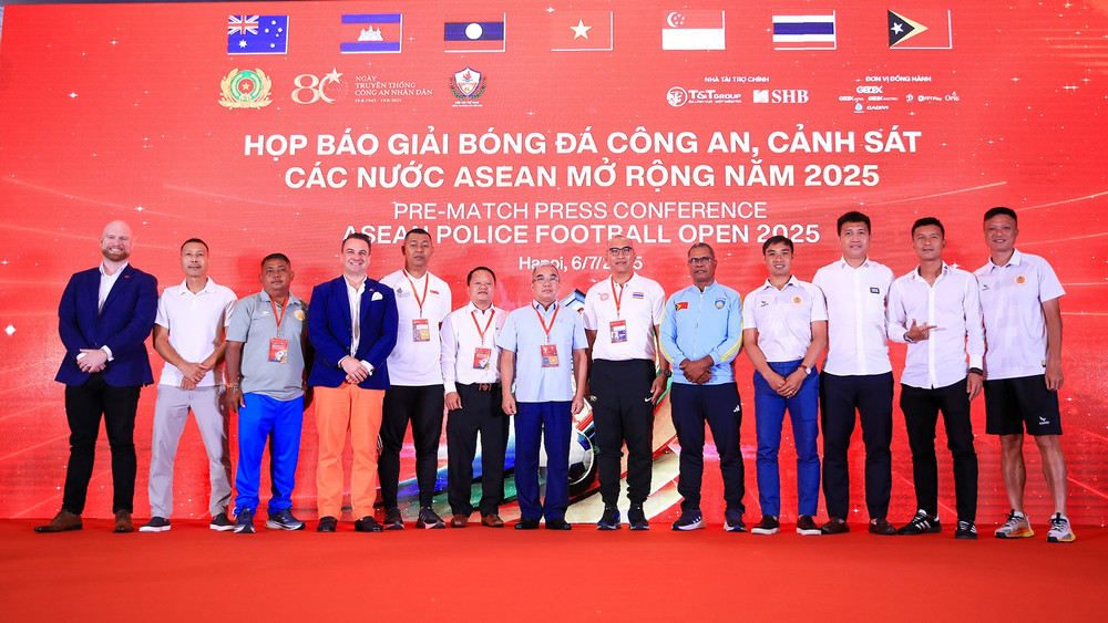 Đại diện các đội bóng tham dự giải đấu.