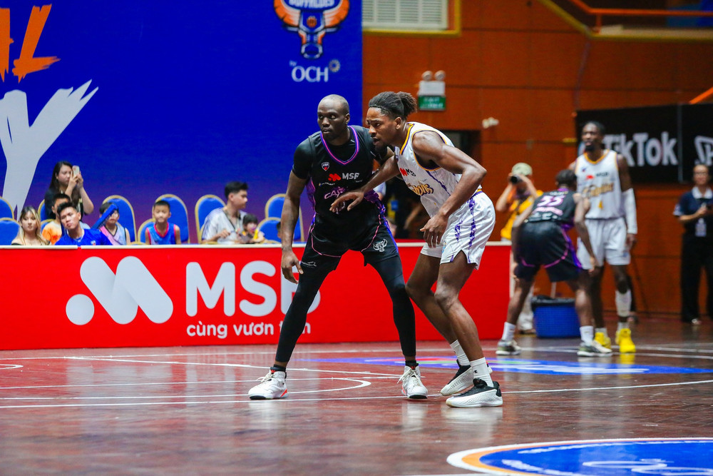 Tamyrik Fields (áo đen) vướng lỗi cá nhân thứ 4. (Ảnh: VBA) 3-mykal-jenkins-ao-trang-va-tamyrik-fields-nhieu-lan-doi-dau.jpg