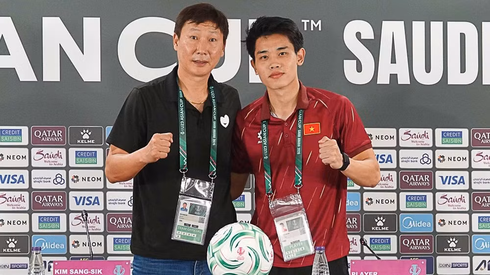 Huấn luyện viên Kim Sang Sik và cầu thủ Nguyễn Đình Bắc tại buổi họp báo sau trận thắng 1-0 U23 Saudi Arabia. (Ảnh: Ted Trần)