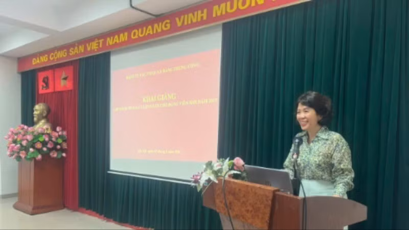 Phó Bí thư Đảng ủy các cơ quan Đảng Trung ương Nguyễn Thị Hoàng Vân khai giảng lớp học.