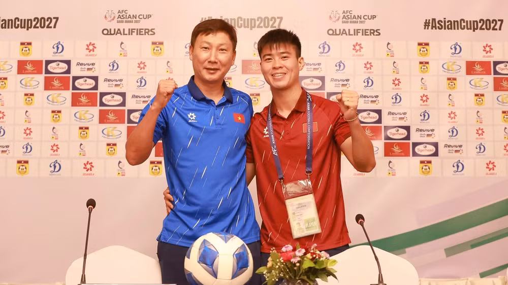 Huấn luyện viên Kim Sang Sik và đội trưởng Đỗ Duy Mạnh tại buổi họp báo trước trận gặp đội tuyển Lào. (Ảnh: VFF)