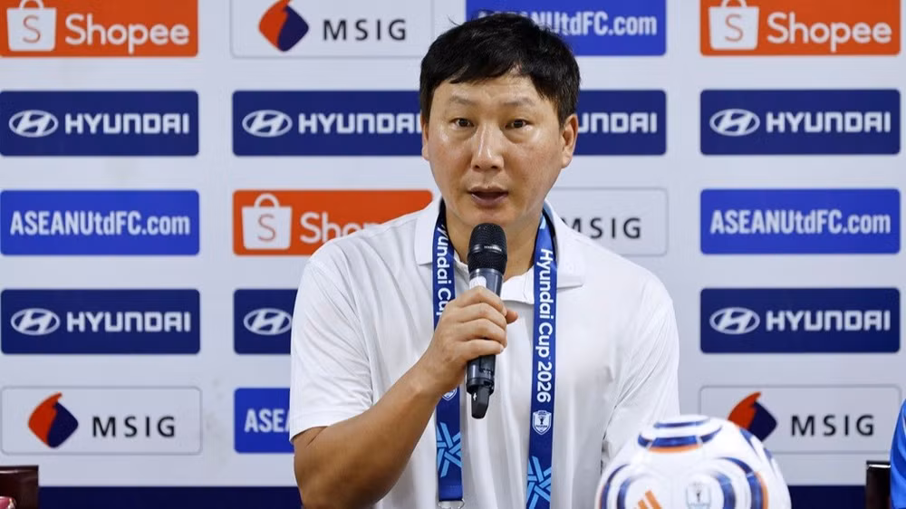 Huấn luyện viên Kim Sang Sik tại buổi họp báo sau trận đấu. (Ảnh: VFF)