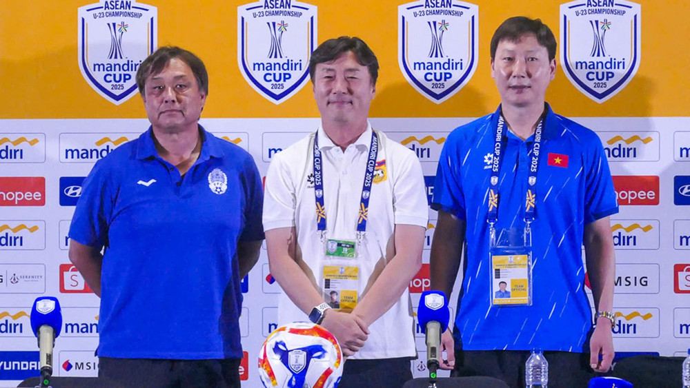 Huấn luyện viên Ha Hyeok Jun của đội tuyển U23 Lào (giữa) cùng huấn luyện viên U23 Campuchia và ông Kim Sang Sik. (Ảnh: VFF) z6806680589928-a7eb596d2e940cc82706fa8d0f79167e.jpg