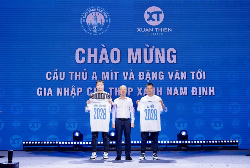 Hai tân binh Đặng Văn Tới (trái) và A Mít chính thức gia nhập Thép Xanh Nam Định. (Ảnh: TXNĐ)