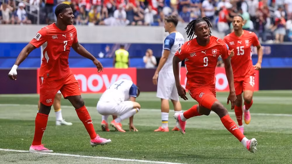 Cầu thủ trẻ Johan Manzambi vào sân và lập cú đúp bàn thắng. (Ảnh: FIFA)