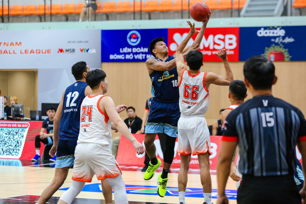 V Islanders thi đấu nỗ lực và gắn kết ở những phút đầu trận. (Ảnh: VBA) 2-cac-cau-thu-v-islanders-thi-dau-no-luc-va-gan-ket-o-lan-thu-3-doi-dau-voi-danang-dragons.jpg