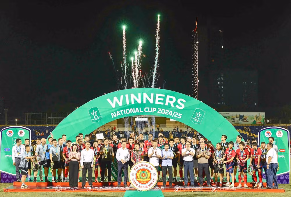 Công an Hà Nội trên bục nhận danh hiệu vô địch Cúp Quốc gia. (Ảnh: VFF)