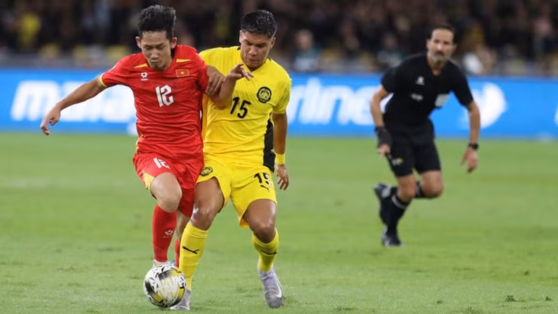 Thất bại trước đội tuyển Malaysia vừa qua khiến đội tuyển Việt Nam tụt hạng. (Ảnh: VFF)