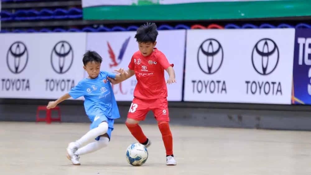 Các đội bóng nhí bước vào ngày khởi tranh. 