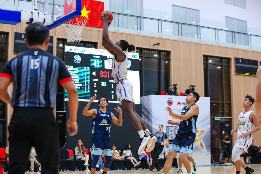 Mykal Jenkins thăng hoa với pha tung người úp rổ ghi điểm cho Nha Trang Dolphins. (Ảnh: VBA) 4mykal-jenkins-thang-hoa-voi-pha-tung-nguoi-up-ro-ghi-diem-cho-nha-trang-dolphins-copy.jpg