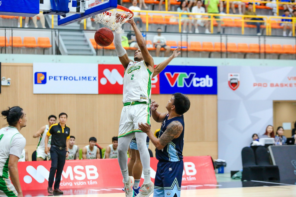 Malek Green úp rổ trước sự bất lực từ các cầu thủ V Islanders. (Ảnh: VBA) 4-malek-green-up-ro-truoc-su-bat-luc-tu-cac-cau-thu-v-islanders.jpg