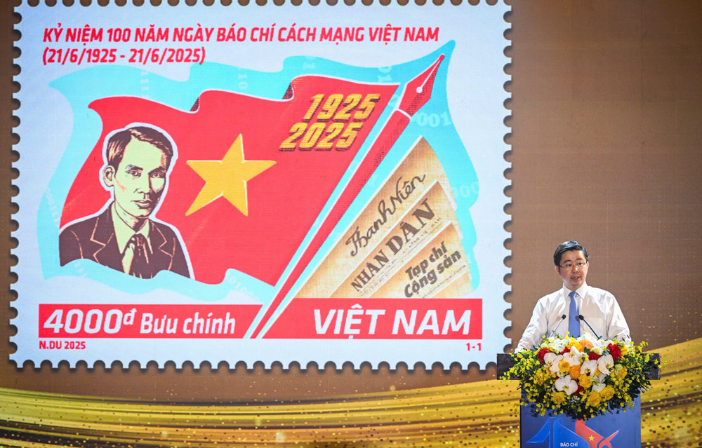 Đồng chí Bùi Hoàng Phương, Thứ trưởng Khoa học và Công nghệ giới thiệu về bộ tem. (Ảnh: THÀNH ĐẠT)