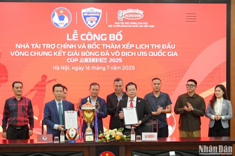 Công bố nhà tài trợ chính là Công ty Acecook Việt Nam. (Ảnh: THẾ ĐẠI) z6810459839899-d858f44bb0f2e7f982bb72979cfae317-8705.jpg