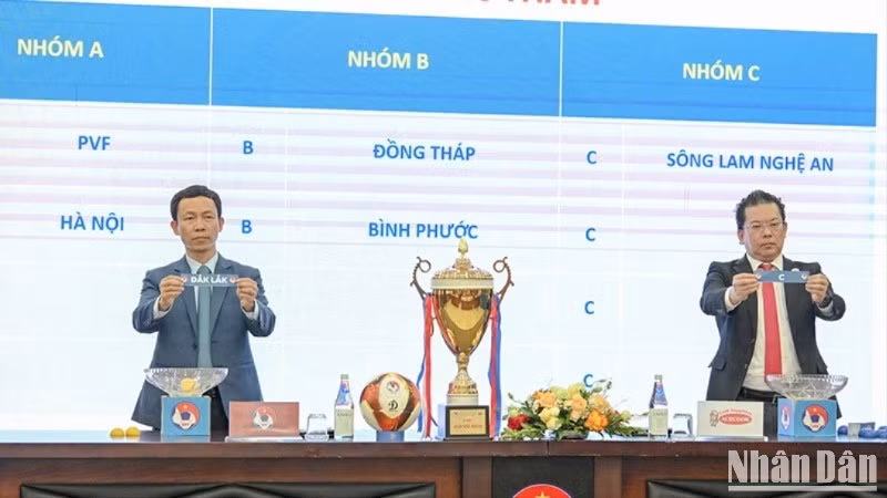 Đại diện Ban tổ chức tiến hành bốc thăm chia bảng cho các đội. (Ảnh: THẾ ĐẠI)