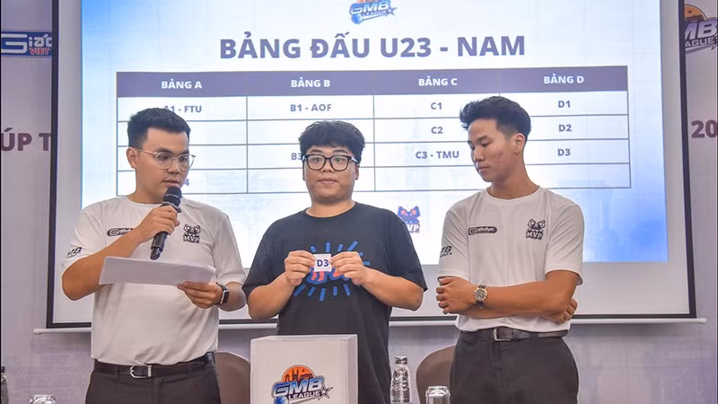 Đại diện hơn 50 đội bóng rổ tiến hành bốc thăm chọn bảng đấu. (Ảnh: BTC)