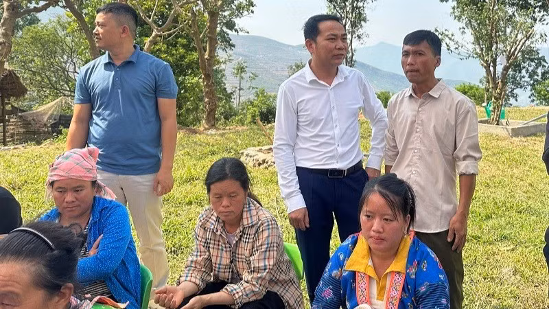 Anh Giàng A Phủ (người đứng đầu tiên từ phải sang) chứng kiến niềm vui của học sinh và nhân dân cụm dân cư Huổi Máu khi khánh thành điểm trường mầm non tại Huổi Máu.