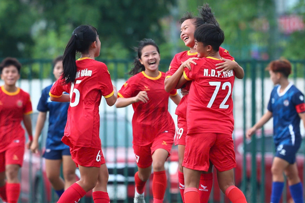 Các cô gái Thành phố Hồ Chí Minh ăn mừng chiến thắng đậm đà. (Ảnh: VFF)