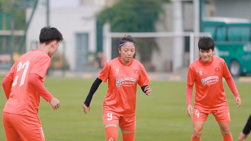 Huỳnh Như cùng các đồng đội tập luyện. (Ảnh: VFF)