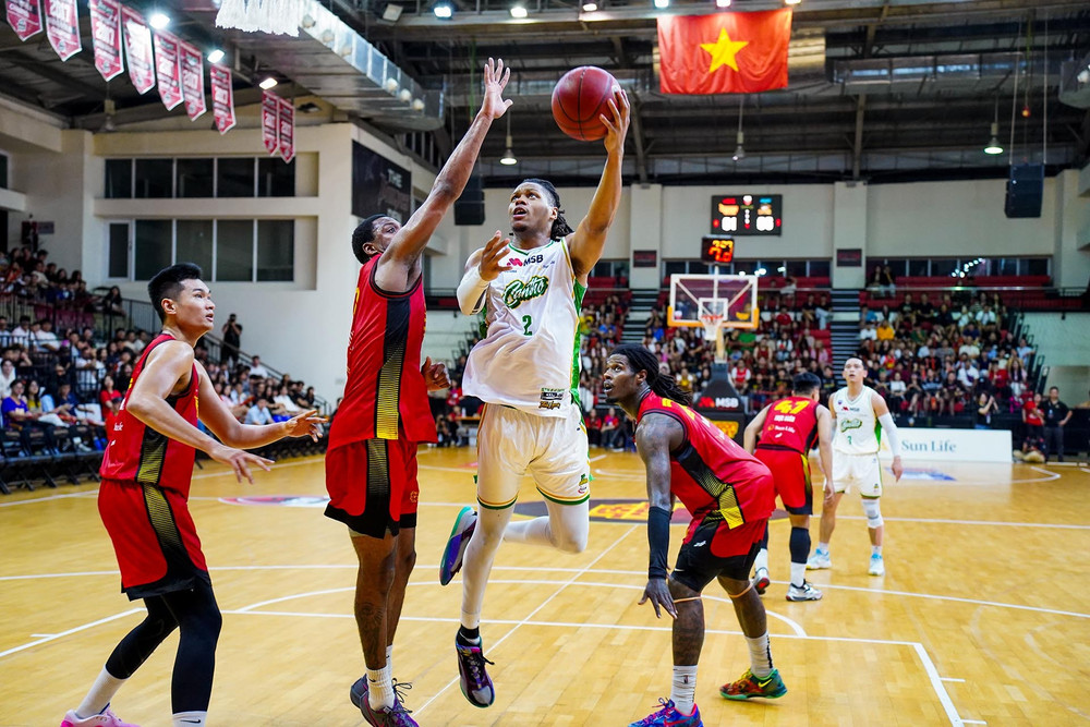 Malek Green tự tin dứt điểm trước áp lực phòng ngự của các chốt chặn số một của Saigon Heat. (Ảnh: VBA) malek-green-tu-tin-dut-diem-truoc-ap-luc-phong-ngu-cua-cac-chot-chan-so-mot-cua-saigon-heat-copy.jpg