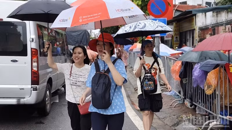 Người dân nô nức tìm kiếm vị trí đẹp để xem lễ sơ duyệt. 